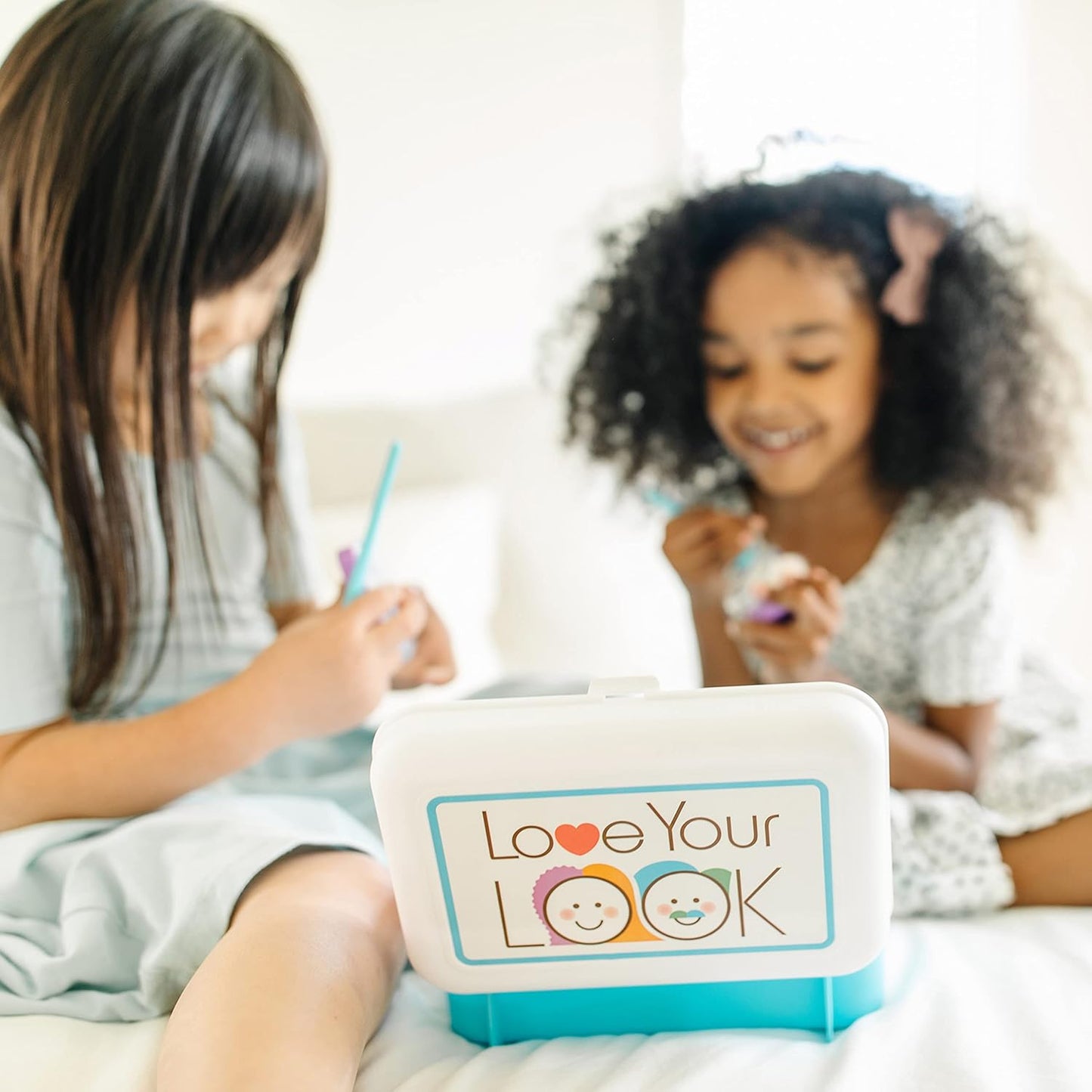 Hot Melissa & Doug Love Your Look Pretend Makeup Kit Play Set – 16 Pieces for Mess-Free Pretend Play (Does NOT Contain Real Cosmetics)