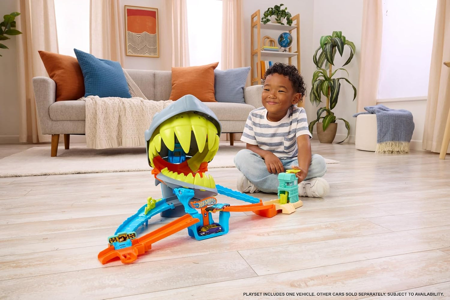 HotHot Wheels City Shark Chomp Beach Playset & 1:64 Scale Toy Car | 1:64 Scale Die-Cast Vehicle & Track Set, 2 Ways to Play, Knock Out the Shark or Get Eaten