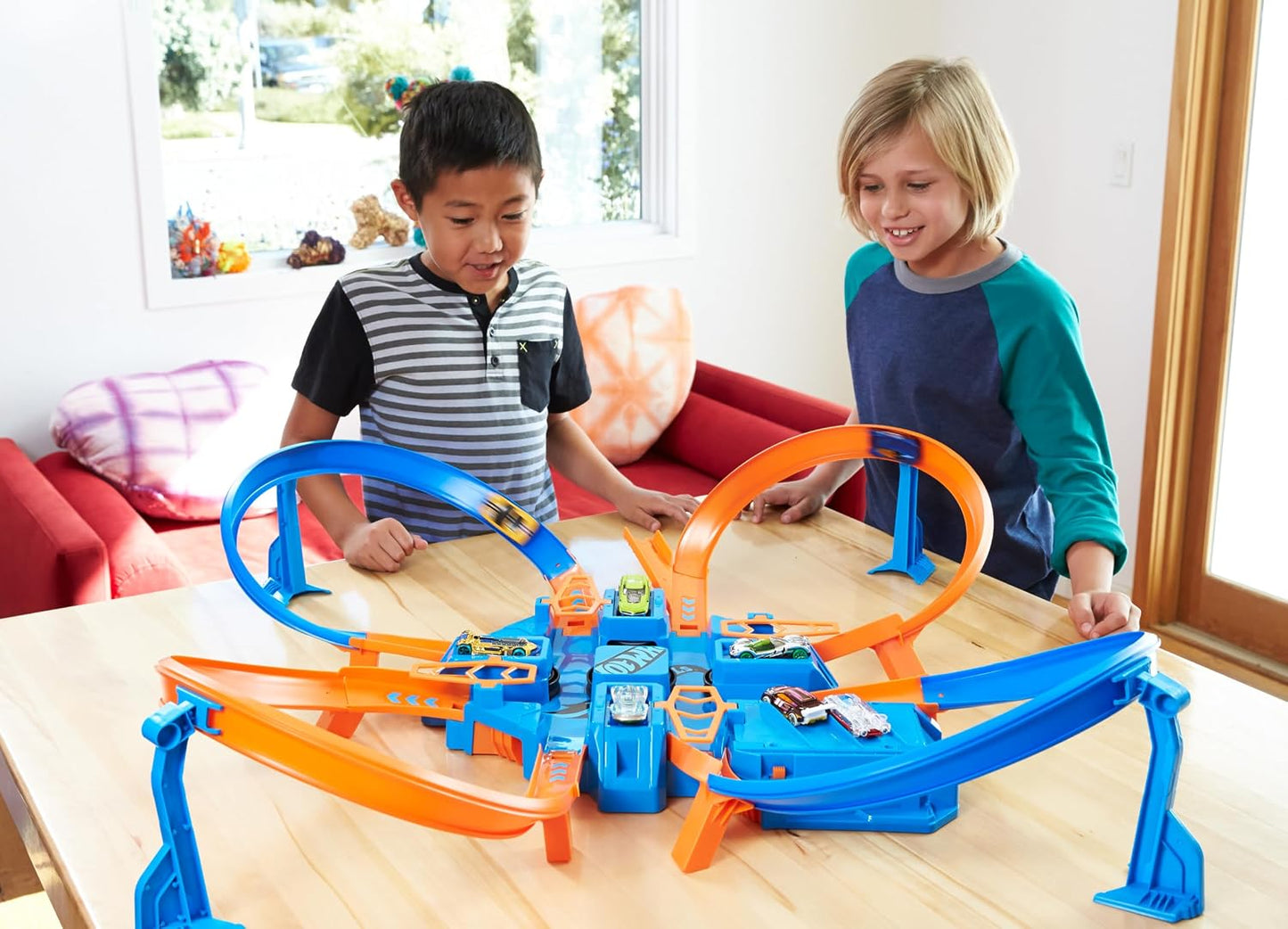 Hot Hot Wheels Track Set with 1:64 Scale Toy Car, 4 Intersections for Crashing, Powered by a Motorized Booster, Criss-Cross Crash Track (Amazon Exclusive) | Playset with 1:64 Scale Toy Car &4 Intersections for Crashing, Powered by a Motorized Booster (Ama