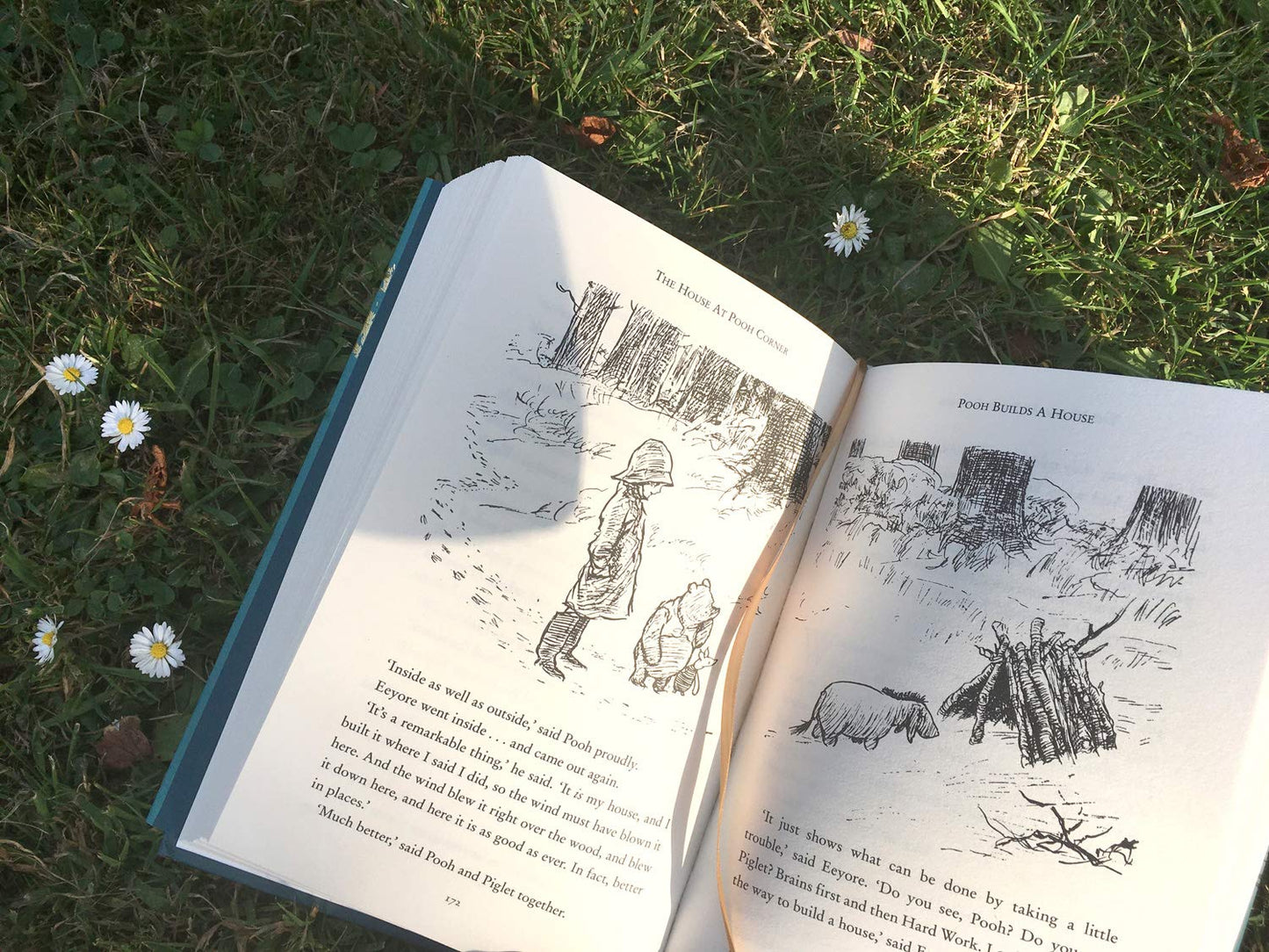 Hot Winnie-the-Pooh: The World of Winnie-the-Pooh: Perfect Present for Children and Adult fans of Milne’s Classics