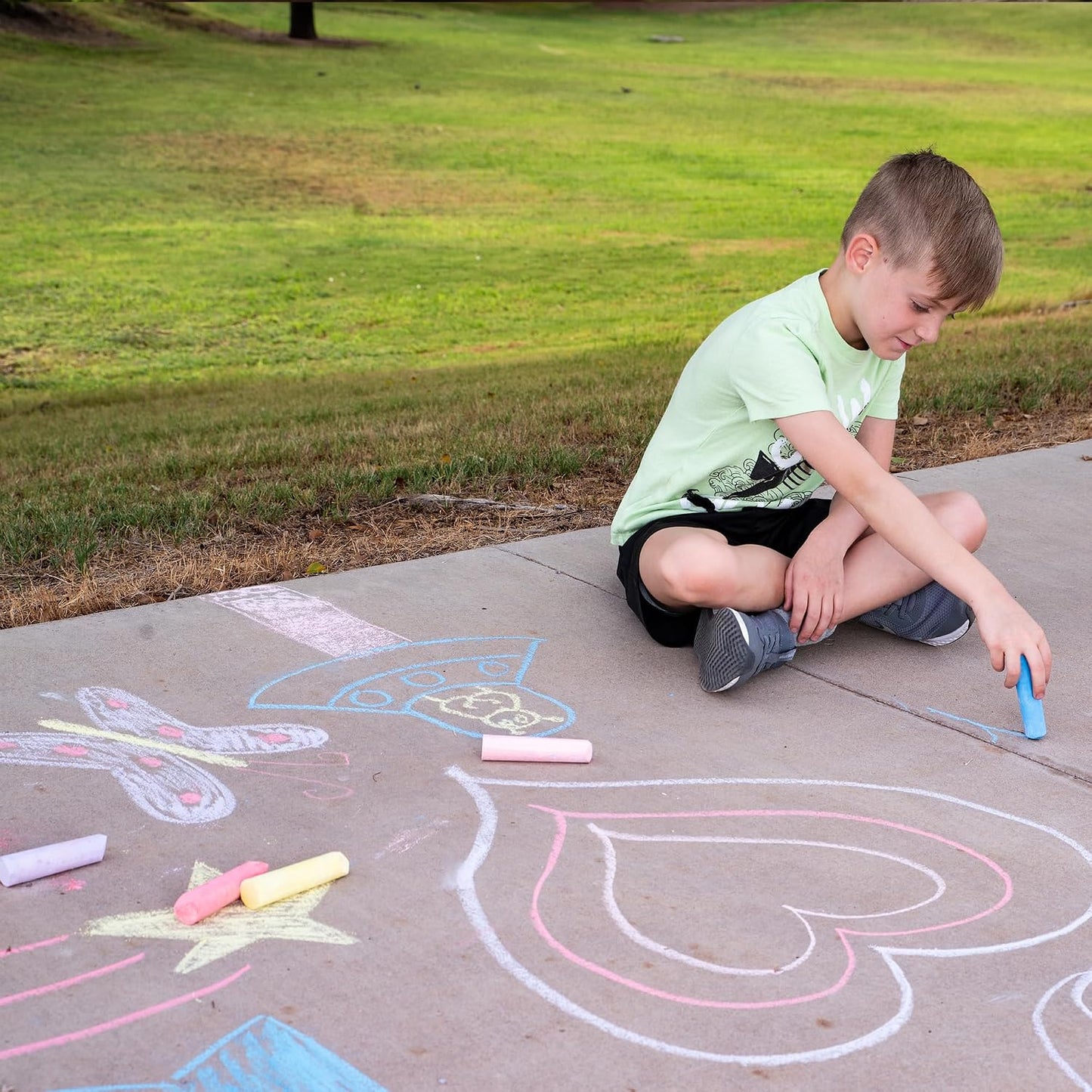 HotJOYIN 160 PCS Sidewalk Chalks Set-16 Colors Non-Toxic Washable Jumbo Chalk for Outdoor Art Play, Painting on Chalkboard, Blackboard and Playground